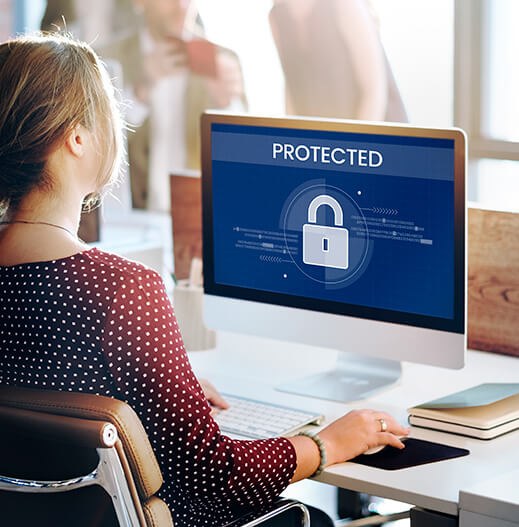 Colaboradora trabajando en un equipo protegido