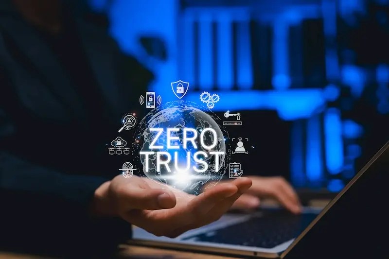 Mano que sostiene un globo con la leyenda Zero Trust e íconos de acceso seguro